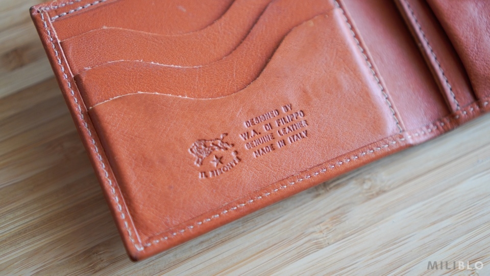 IL BISONTEの二つ折り財布（内装のロゴ部分）
