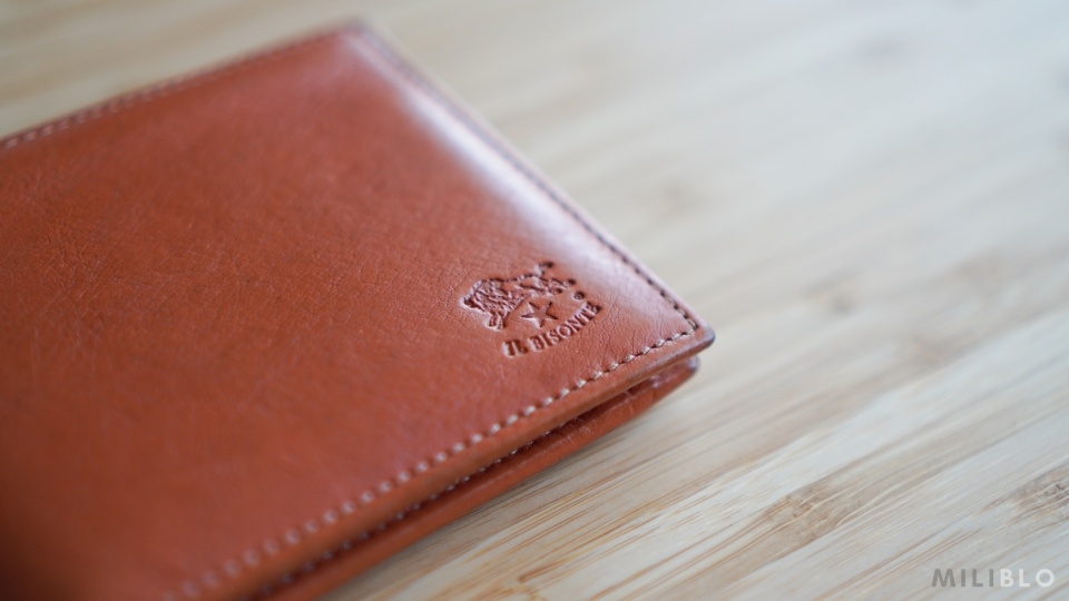 IL BISONTEの二つ折り財布（外装のロゴ部分）