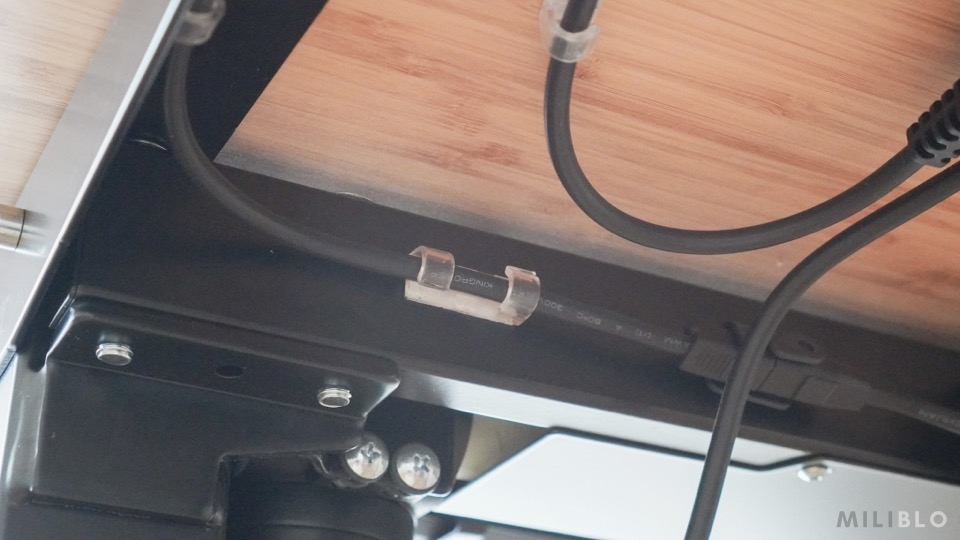 ケーブル配線をデスク天板裏に固定する