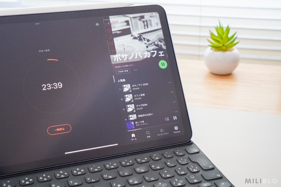 iPadでSpotifyを使っている風景