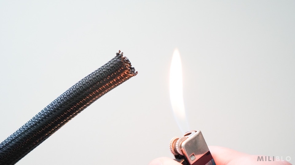 JOTOのケーブル収納スリーブの切り口をライターの火で炙っている写真