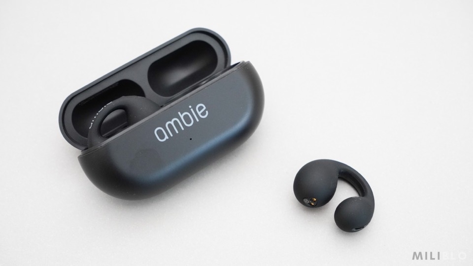 ambieのイヤカフ型イヤホン「ambie sound earcuffs AM-TW01」の写真