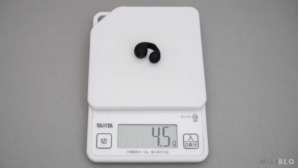 ambie sound earcuffs AM-TW01の重さを測っている写真