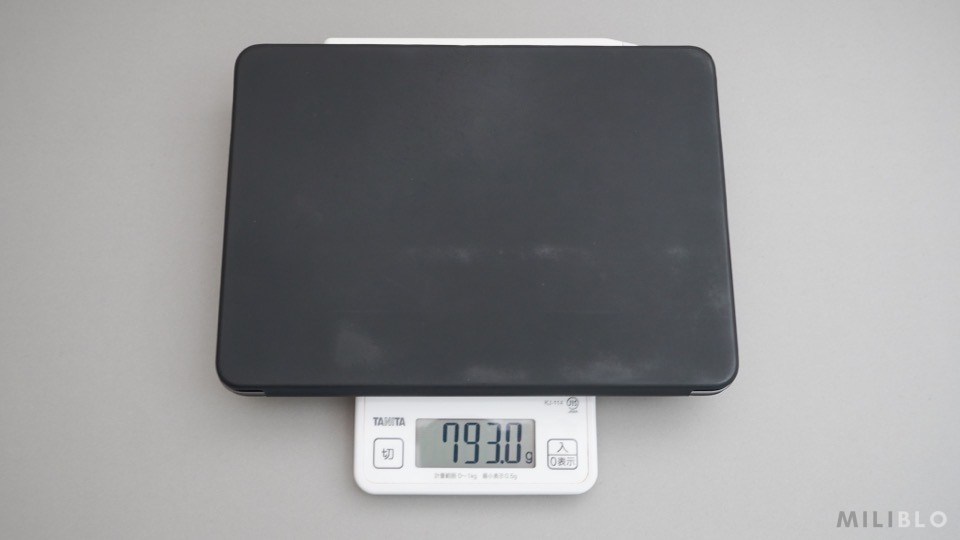 iPad Air 4 の重さを測っている写真