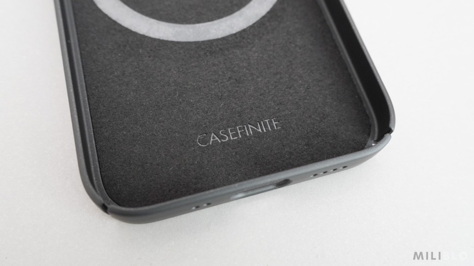 CASEFINITEのiPhoneケース「THE INFINITE AIR」の本体内側のロゴが分かる写真