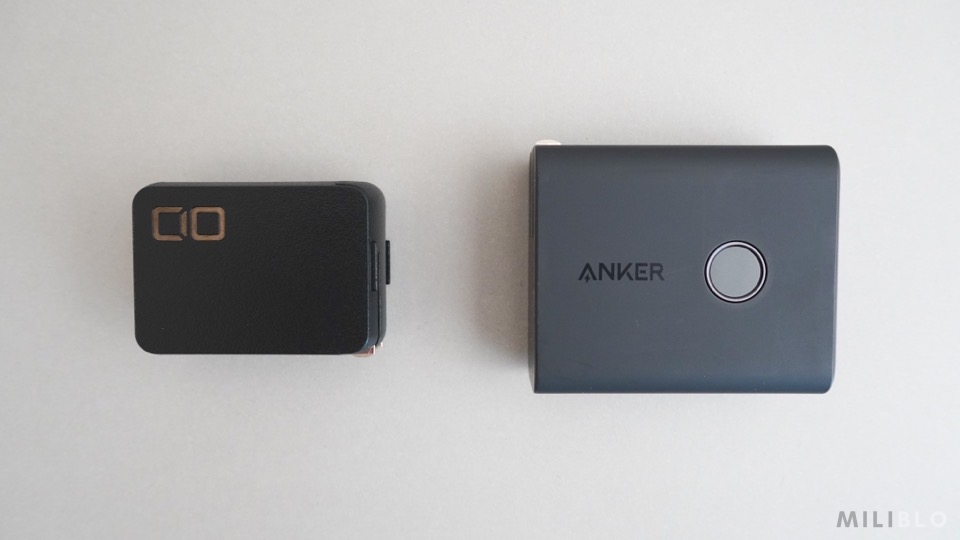 Anker と CIO の充電器の大きさを比較している写真